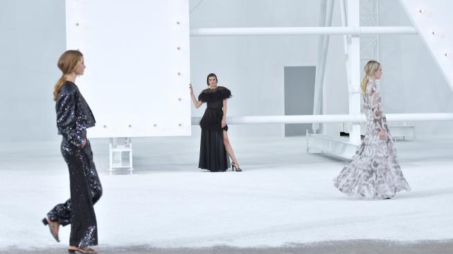 Специалните гости на Chanel: Пенелопе Круз, Лили-Роуз Деп и Марион Котияр