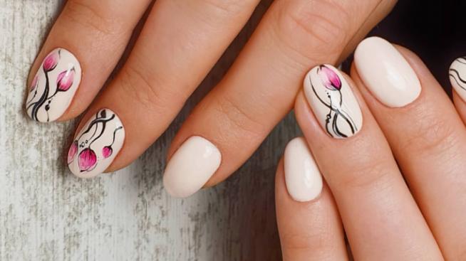 Цветя, пеперуди, форма на бадем – сред тенденциите за пролетен маникюр