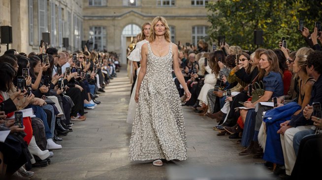Моден дебют на 58 – Лора Дърн с впечатляваща поява в Париж