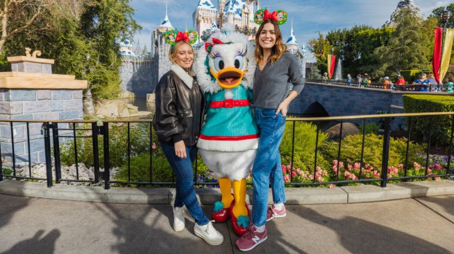 Безкористно дело – Хилари Дъф приюти Манди Мур на фона на пожарите в Ел Ей