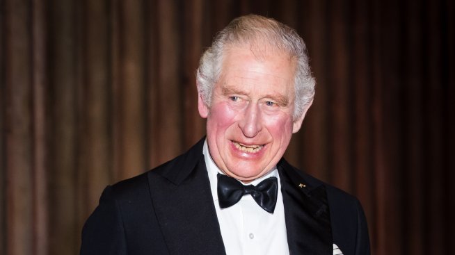 Принц Чарлз може да абдикира в полза на принц Уилям на фона на нов скандал