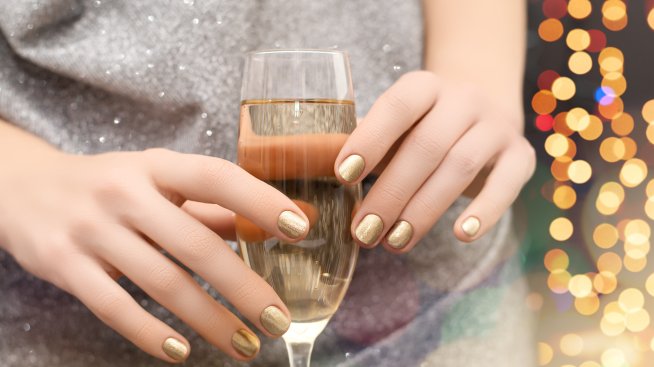 Празничен маникюр: 6 идеи в златен цвят