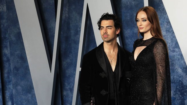 Софи Търнър се целува с колега след раздялата с Джо Джонас