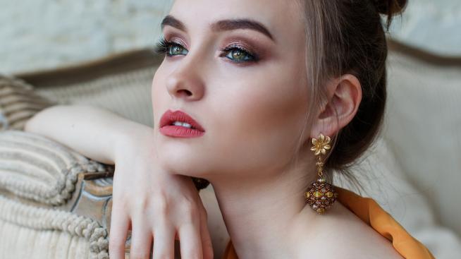 Тенденции в грима за 2020 година: Гъсти и подчертани вежди 
