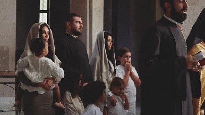 Завръщане към корените, едно кръщене и много показност от Ким