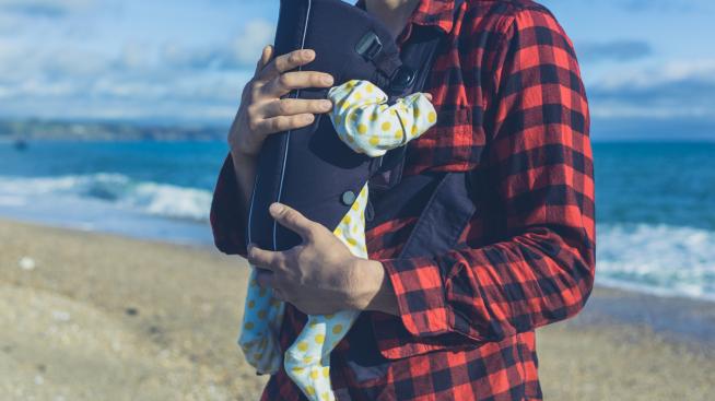 Ицо Хазарта разхожда дъщеря си със слинг