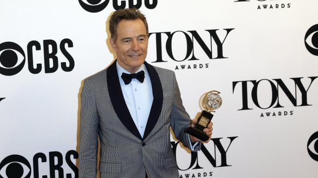 Брайън Кранстън пребори COVID-19 и дарява плазма