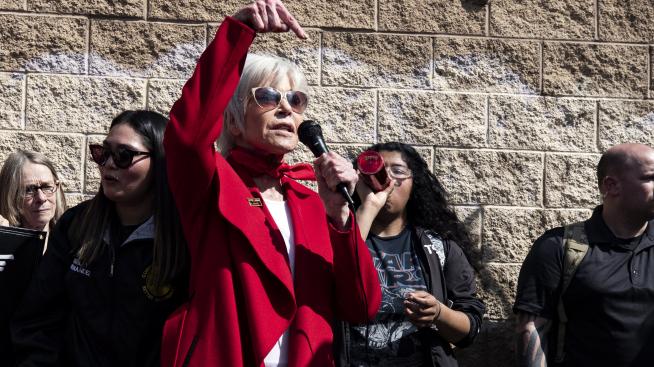 Звезди зоват хората да гласуват, тренират с Джейн Фонда