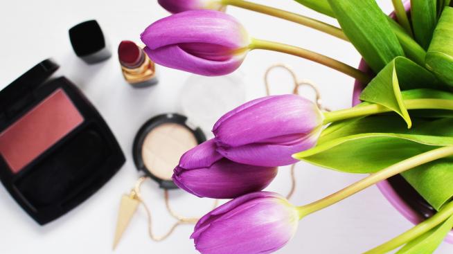 Козметика в офиса – от кои продукти се нуждае работещата жена?