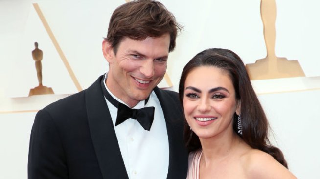 Аштън Къчър и Мила Кунис се возят на романтична гондола по каналите на Венеция