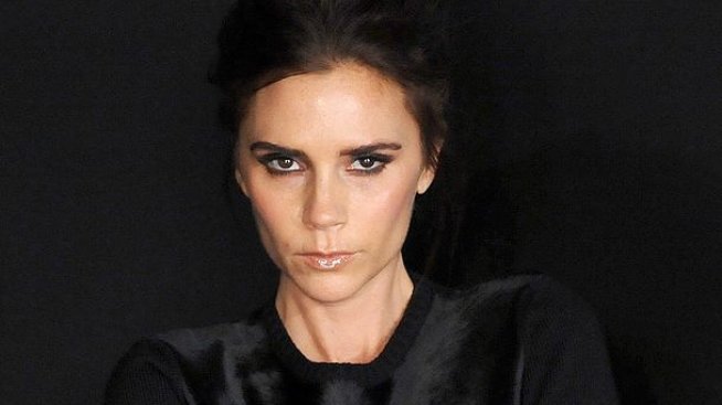 Виктория Бекъм демонстрира копринената рокля, с която ще посрещне Нова година