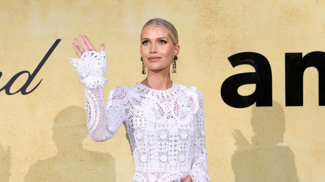 Семейна приказка - Племенницата на принцеса Даяна се забавлява с дъщеря си в Италия