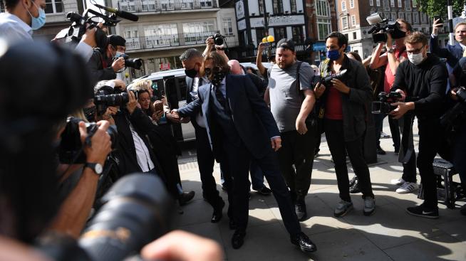 Кой е насинил Амбър Хърд и срещала ли се е с Илон Мъск преди развода с Джони Деп?