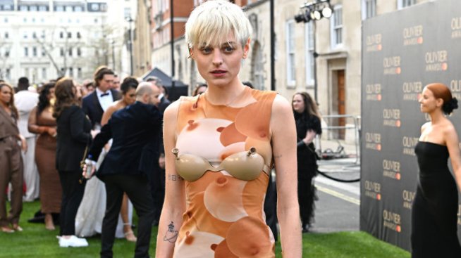 Чудновата мода: Ема Корин се появи с удивителен сутиен от балони!