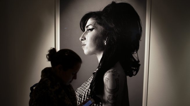 Историята на Ейми Уайнхаус: Първи снимки на Мариса Абела като покойната певица