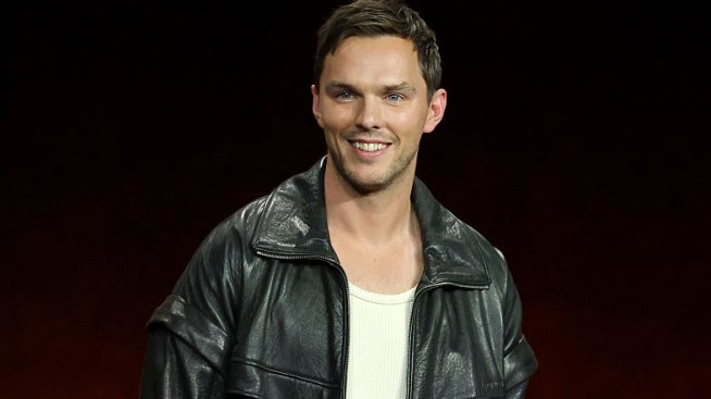 Кен или Супермен – Никълъс Холт е неузнаваем, показвайки чисто нов стайлинг в Ню Йорк