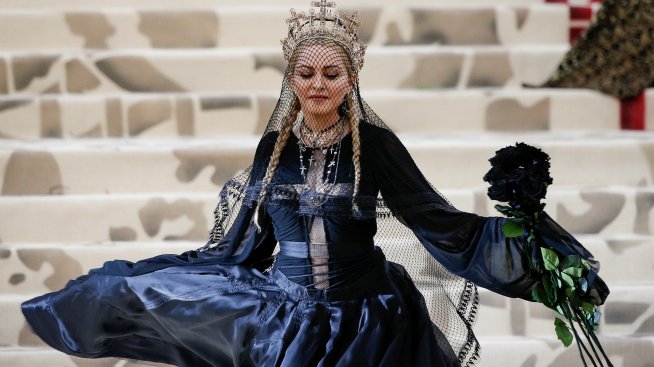 Скандалната музикална икона Мадона става на 61