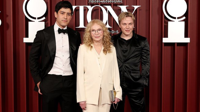 Извънбрачният син на Франк Синатра – Ронан Фароу – придружи майка си на наградите „Тони“
