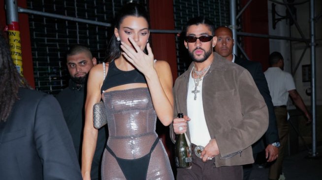 Разголената Кендъл Дженър купонясва с новия си красавец Bad Bunny