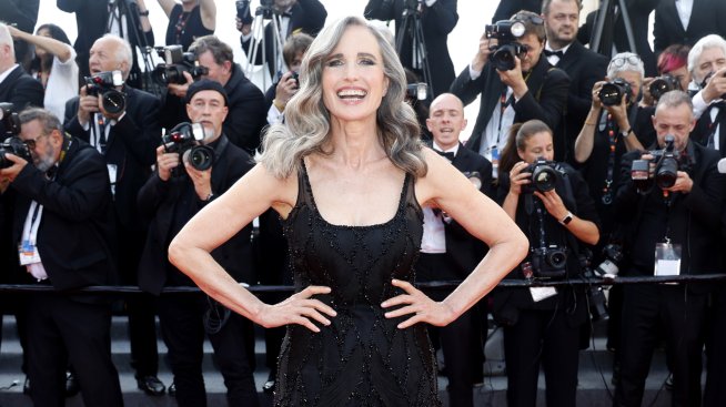 Майка за пример - Анди Макдауъл не скри сивите си коси, дори за сватбата на дъщеря си