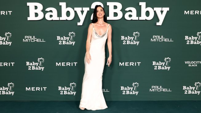 Кейти Пери впечатли със сатенена рокля на червения килим