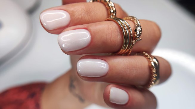 Маникюр „кокосово мляко“ – най-нежното предложение за края на лятото