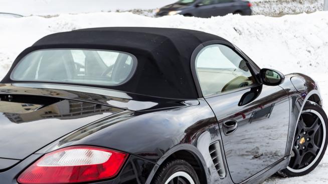 Константин подкара кабриолета си в снега