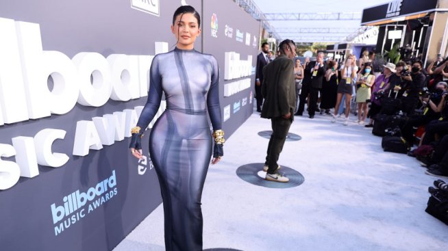 Лято 2022: Кайли Дженър с идея за цял бански