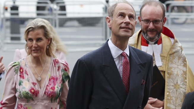 Кралска мода – херцогиня Софи в миди рокля с пейсли принт 