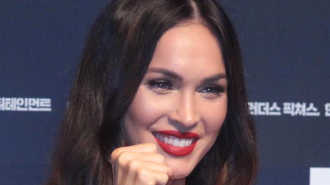 Колко романтично: MGK носи колие с кръвта на любимата си Меган Фокс