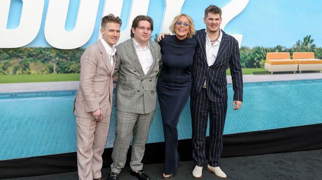 Семейна приказка – Шарън Стоун и тримата ѝ синове на червения килим