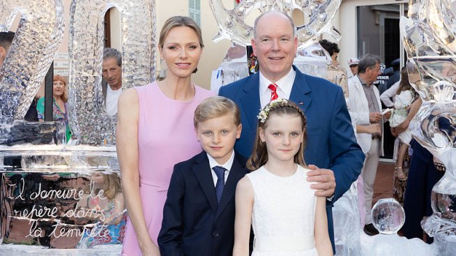 Дъщерята на принцеса Шарлийн, Габриела, е коледен ангел в снежнобяла рокля на рождения си ден