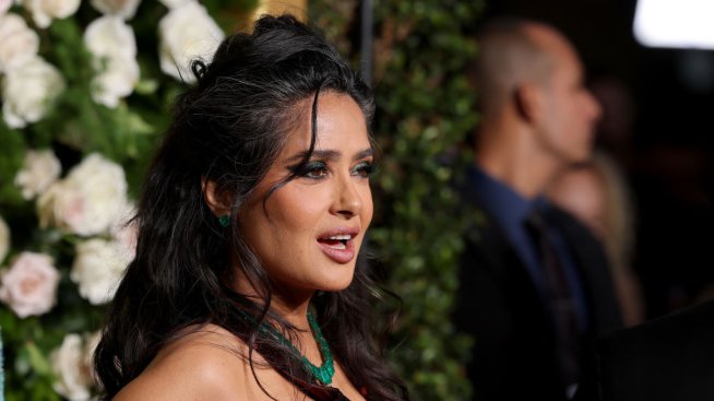 Смела и красива – Салма Хайек показа сивите си коси на червения килим