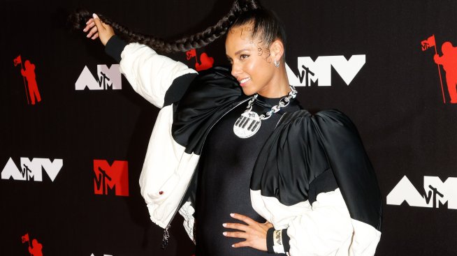 Алиша Кийс на 41 – с костюм по актуален тренд