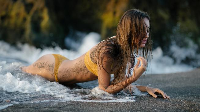 Цял бански или половинки: Какво избра Алекс Петканова?