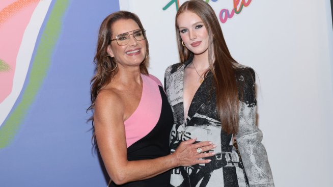 Гриър Хенчи облече булчинската рокля на майка си Брук Шийлдс за дипломирането си