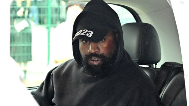 Кание Уест тръгна на разходка по чорапи и масивни подплънки на раменете