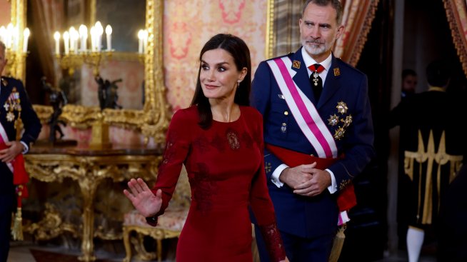 Кралски тенденции: Летисия и вечната класика в червено