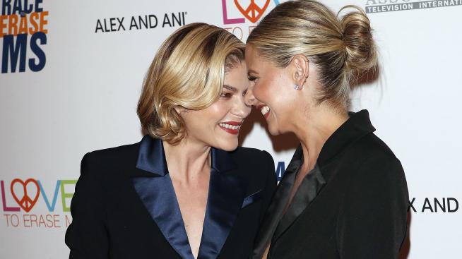 Селма Блеър и Сара Мишел Гелар показват как да се целуваме по време на пандемия 