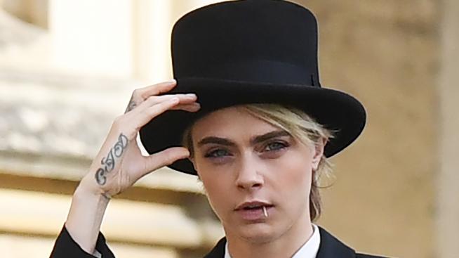 Кара Делевин показа рядка архивна снимка на 17-годишния принц Филип с баба ѝ