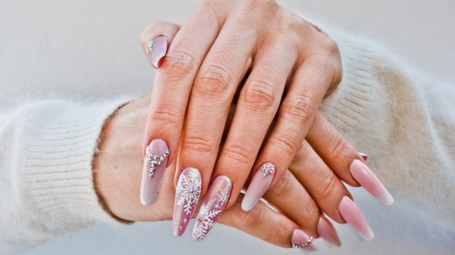 Коледен маникюр – 7 розови идеи за приказен празник