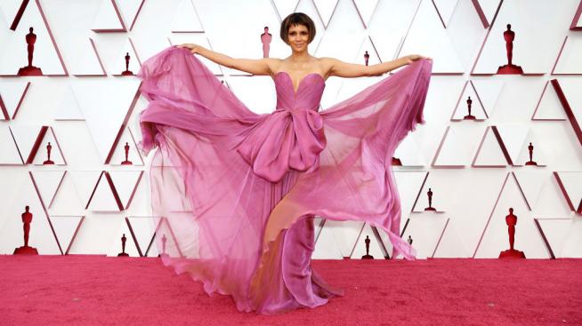 Хали Бери – влюбена и готова за лятото