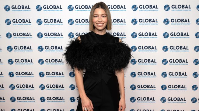 Джесика Бийл се появи със синовете и племенницата си на модния подиум