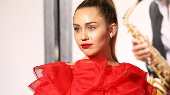 Година от началото на пандемията – Майли Сайръс със специална песен