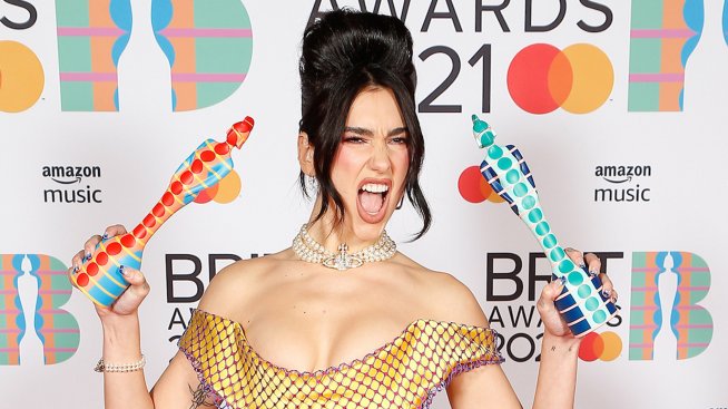 Летни трепети: Дуа Липа с цветно предложение за плажа