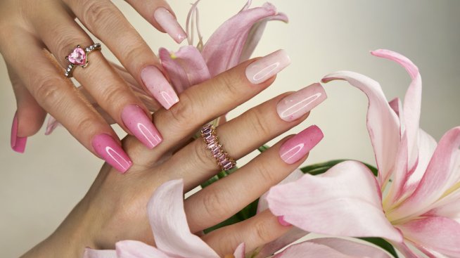Нокти „розова вода“ – прекрасен завършек на лятото