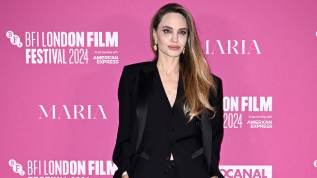 Анджелина Джоли и предполагаемото ѝ гадже Акала се появиха в сходни черни костюми