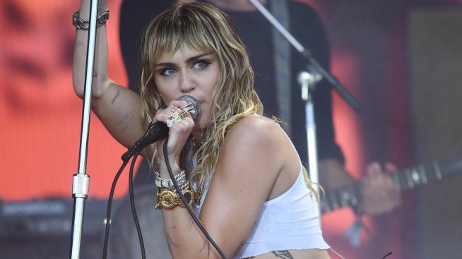 Коуди Симпсън нежно поздрави половинката си Майли