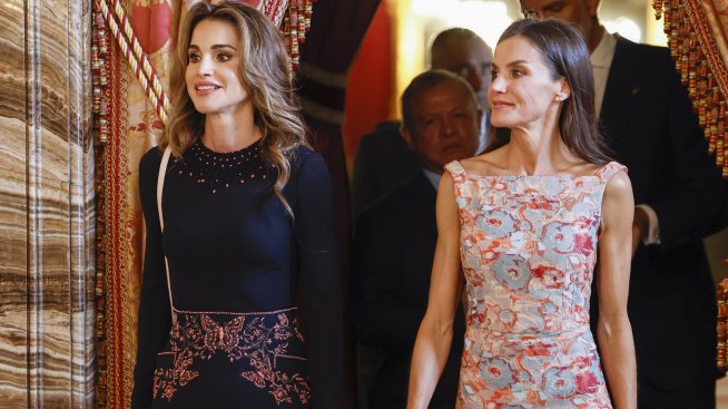 Кралска мода – Летисия и Рания в тоалети с флорални мотиви 