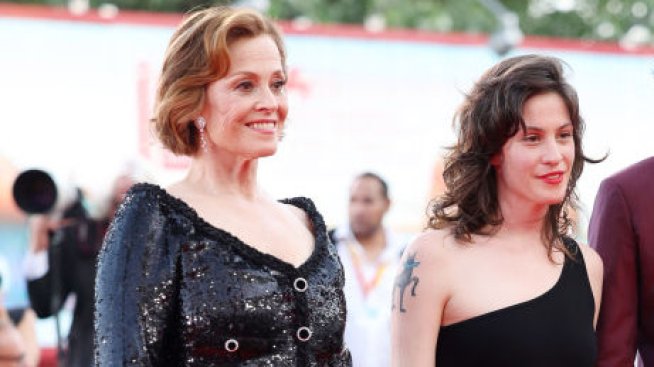 Сигорни Уийвър се появи на червения килим с детето си Шар Симпсън